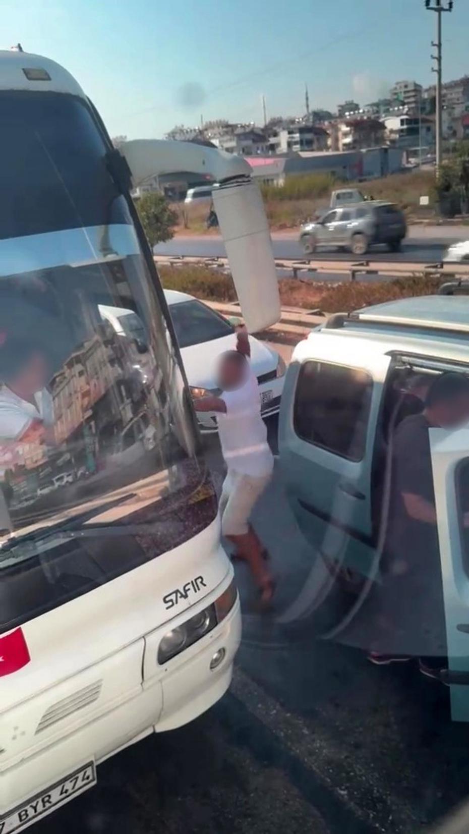 Emniyet Şeridinde Yol Vermeyen Sürücüye Şiddetli İşlem: 186 Bin Lira Ceza ve Ehliyetine El Konuldu