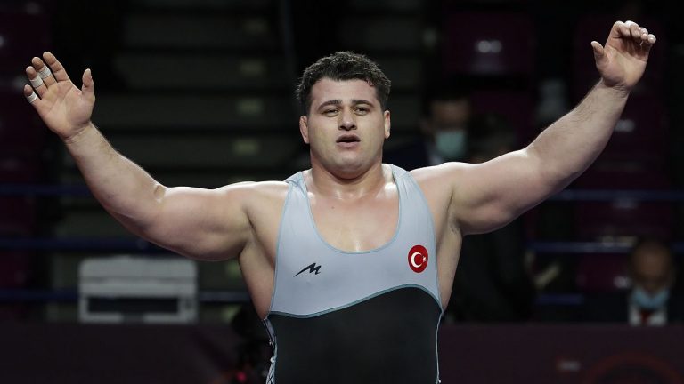 Milli güreşçi Rıza Kayaalp, Paris 2024 Olimpiyatları takımından çıkarıldı