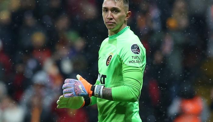 Galatasaray’da Fernando Muslera krizi!  Bunu duyunca çok sinirlendi ve Başkan Galatasaray’a tepki gösterdi.