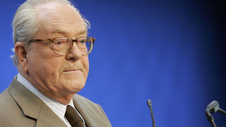 Fransız aşırı sağ mezar Jean-Marie Le Pen yok edildi