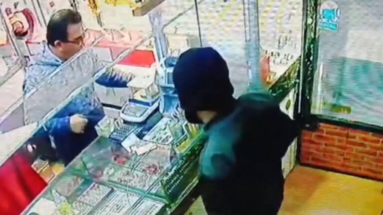 Bursa'da oyuncak tabancayla soygun girişimi kameraya yansıdı