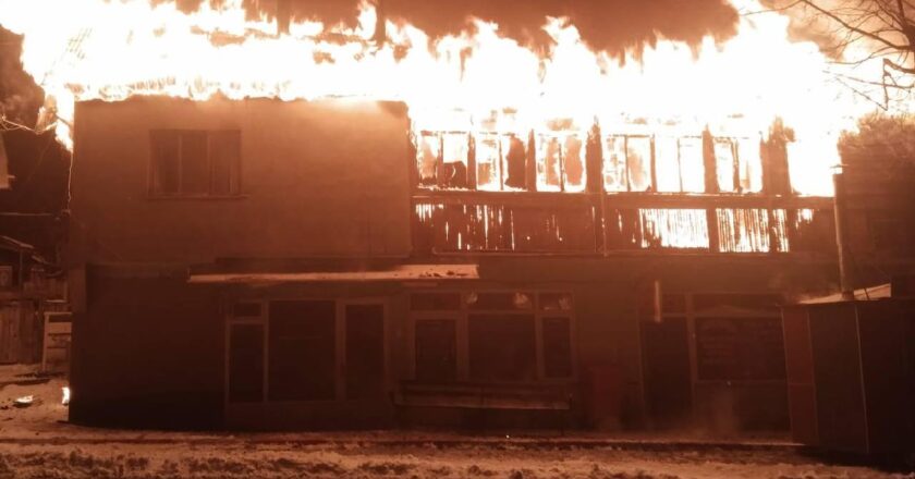 Sivas’ta çıkan yangında 2 katlı ahşap ev kül oldu