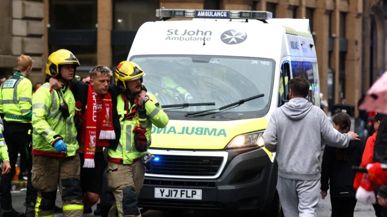 Liverpool Şampiyonası Kutlamaları: Araç hayranlara daldı!