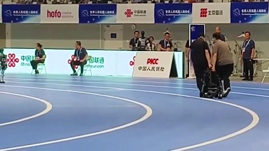     Geçen robot, sosyal medyada gündemdeydi: 