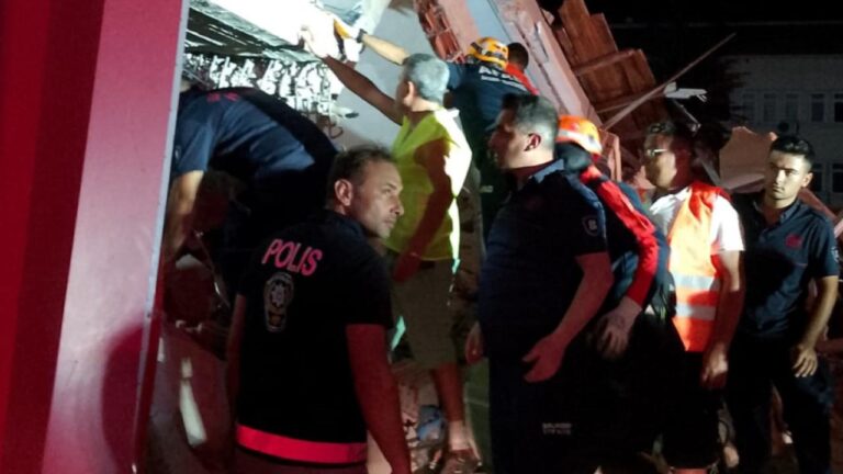 Sürekli depremde yaralanan 4 kişinin tedavisi