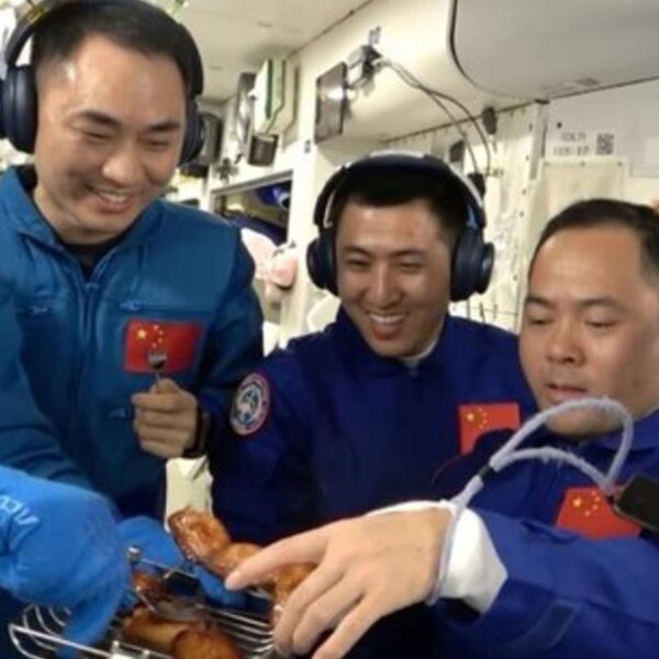 Uzay istasyonuyla ilgili haberler! Çinli taykonotlar uzayda et ve tavuk kızartıyor