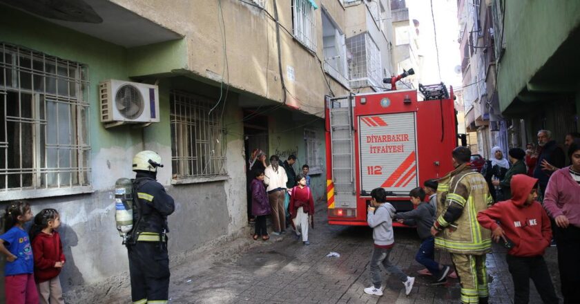 Diyarbakır’da binada yangın: 8 kişi dumandan etkilendi