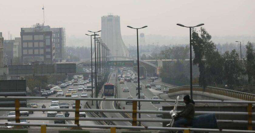 İran’ın 18 ilinde hava kirliliği ve grip salgını nedeniyle eğitim uzaktan veriliyor