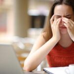 Baş ağrısına dikkat: Yakın mesafeden okuma ciddi görme kaybı riski taşıyor!